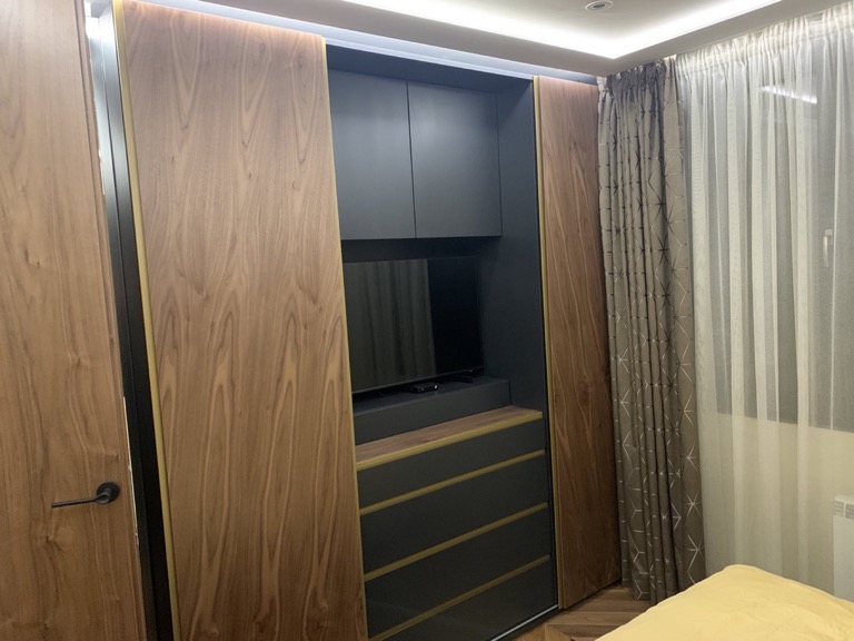 {"bg":"Вграден гардероб с чекмеджета и плъзгащи се врати","en":"Built-in wardrobe with drawers and sliding doors"}