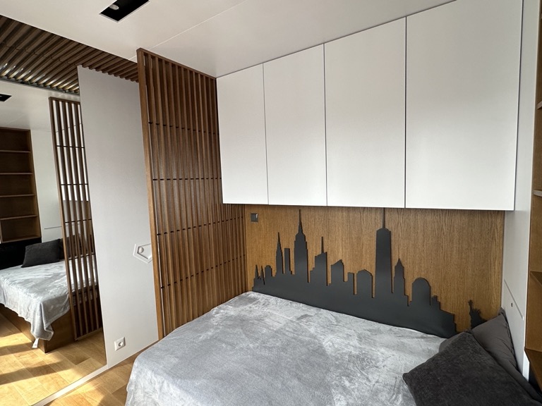 {"bg":"Спалня с легло и декорация Ню Йорк","en":"Bedroom with bed and New York decoration"}