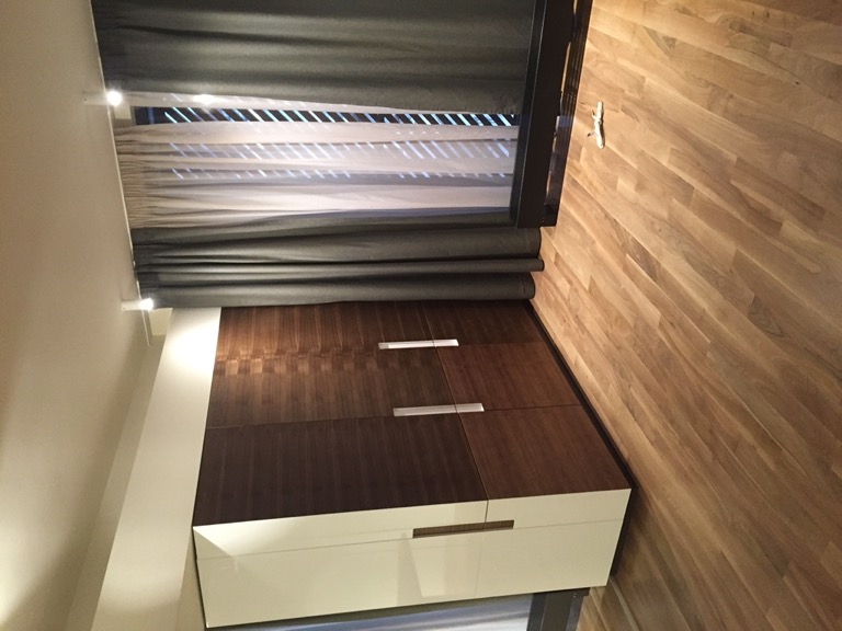 {"bg":"Вградени шкафове от фурнир орех и вкопани дръжки","en":"Built-in cabinets with walnut veneer and built-in handles"}