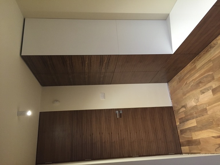 {"bg":"Гардероб от МДФ и тапетна врата - фурнир орех","en":"Wardrobe from MDF and flush door - walnut veneer"}