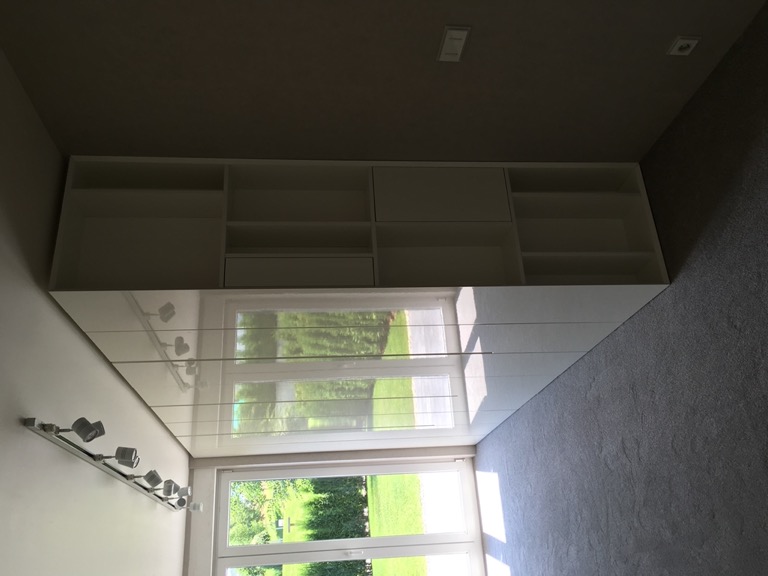 {"bg":"Спалня с вграден гардероб, етажерка и вкопани дръжки","en":"Bedroom with built-in wardrobe, shelf and built-in handles"}